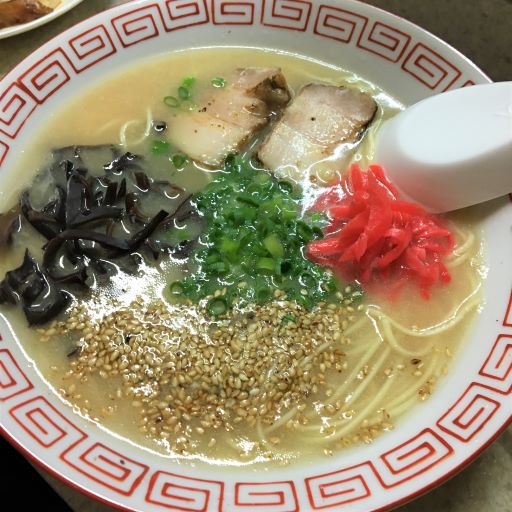 福岡の屋台で食べることができる美味しいとんこつラーメン