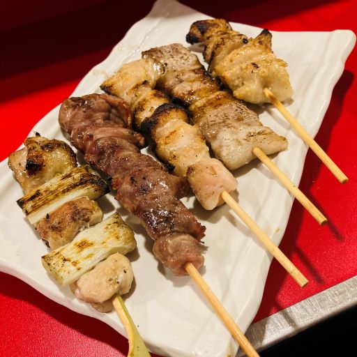 福岡の屋台で食べることができる美味しい焼き鳥串のセット