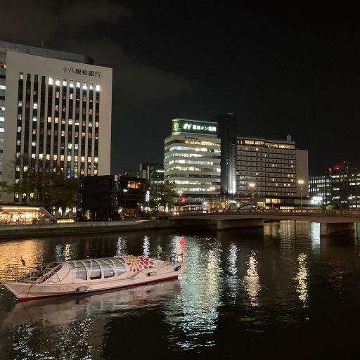 福岡県福岡市博多区中洲にある観光名所の夜景を一望できる那珂川クルーズと夜景